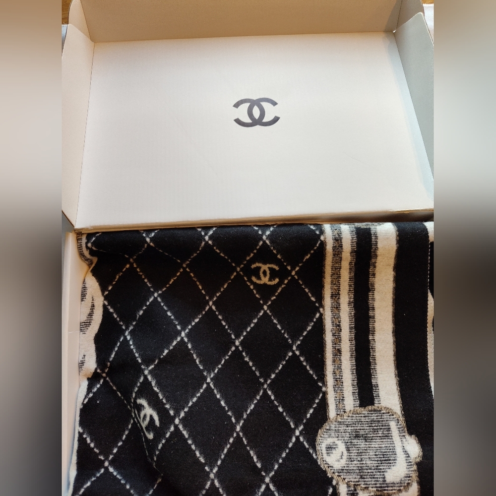 CHANEL GWP Black White Logo Scarf Eiffel Tower Paris Fringe Shawl Wrap NWT NIB - Picture 3 of 6